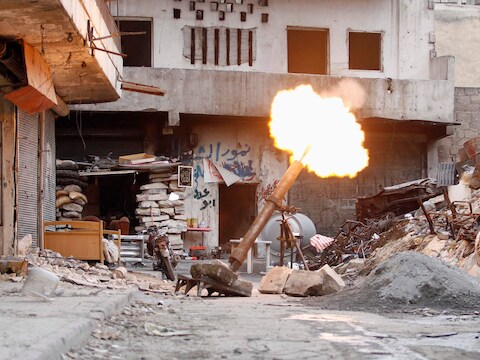 Een mortier van strijders het 'Vrije Syrische Leger' in Aleppo, eind 2013.