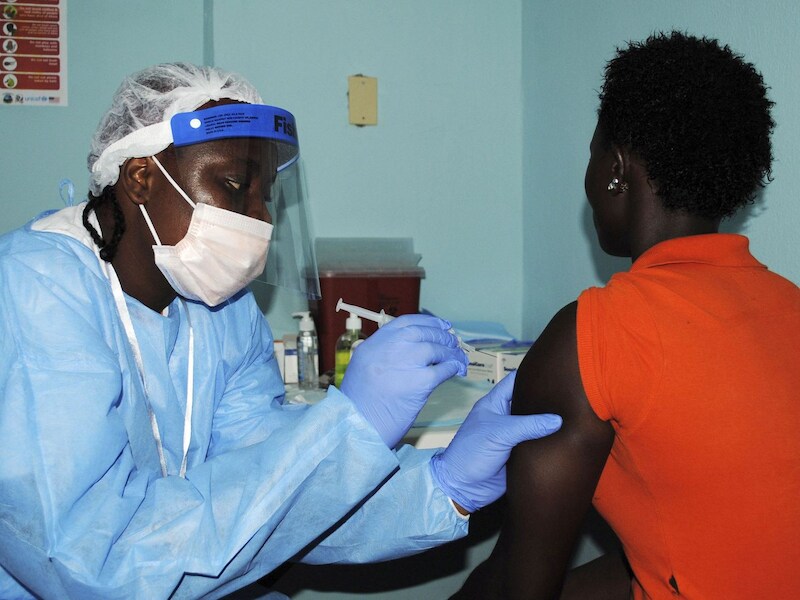 Een gezondheidswerker in Sierra Leone geeft patiënt een ebolavaccin als onderdeel van een proefperiode.