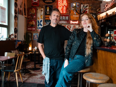 De ‘beste negroni van Antwerpen’ en een retro jukebox, dit is Bar Bakeliet: “Klanten aan de toog met elkaar laten babbelen... Ik kan dat goed”