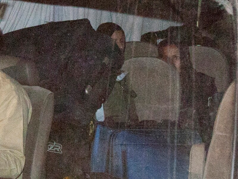 De vrouwen van Bin Laden op weg naar Saoedi-Arabië.