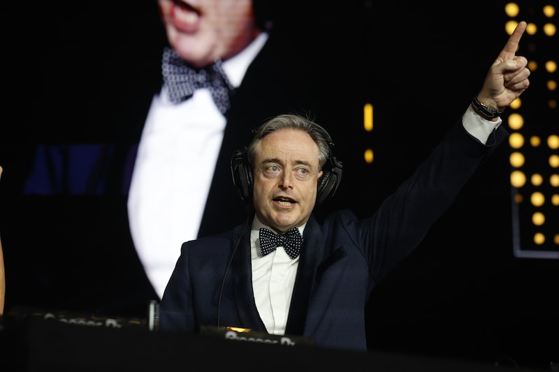 Bart De Wever como DJ en la fiesta de Año Nuevo de N-VA