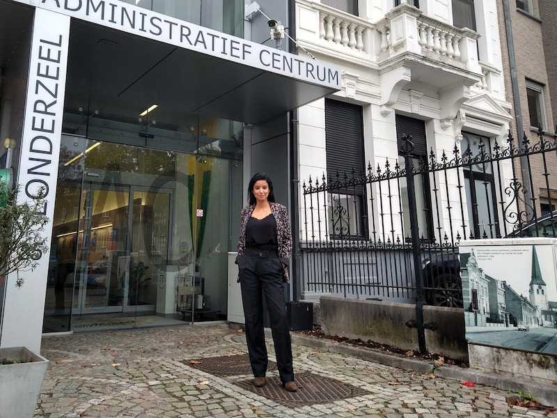 Burgemeester Nadia Sminate met achter zich een van de mobiele camera's.