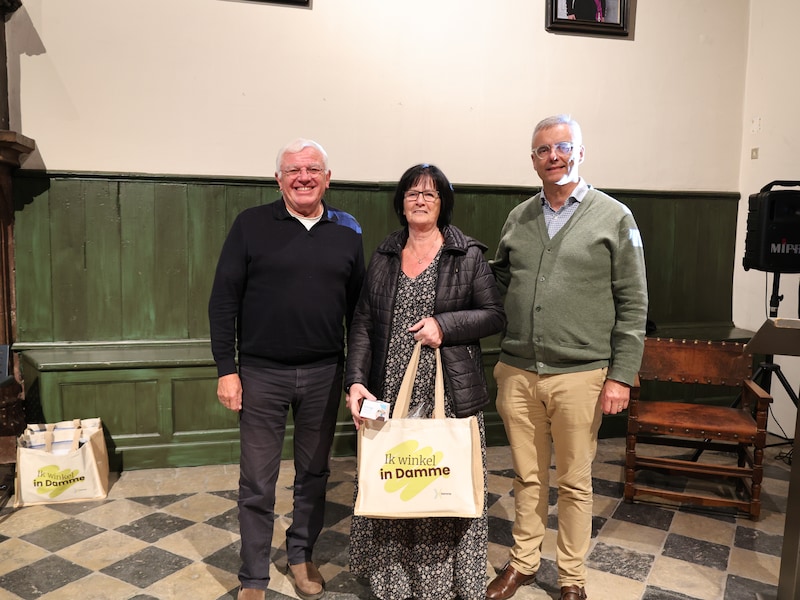 Op de foto met de hoofdwinnaar, van links naar rechts: schepen van Lokale economie, Filip Babylon, hoofdwinnaar Carine De Gruytter, en burgemeester Joachim Coens.