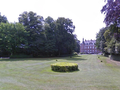 Kasteel Pecsteen langs de Hillestraat in Ruddervoorde.
