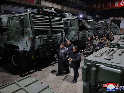 De Noord-Koreaanse leider Kim Jong-un (links) brengt een bezoek aan een munitiefabriek in Noord-Korea. 