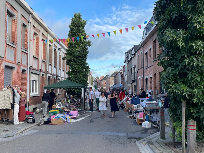 Rommelmarkt in Pareipoelstraat groeit uit tot groot buurtfeest met meer straten en school Victor Van de Walle