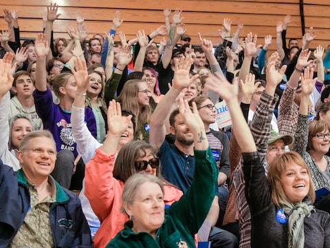 Supporters van Bernie Sanders stemmen in de caucus van Nebraska met handopsteking voor hun presidentskandidaat.