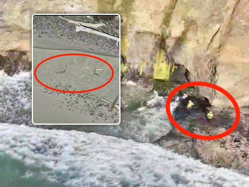Beeld van de reddingsactie van het gestrande trio op Lost Boy Beach in Oregon. Inzet: de toeristen hadden SOS gevormd met takken.