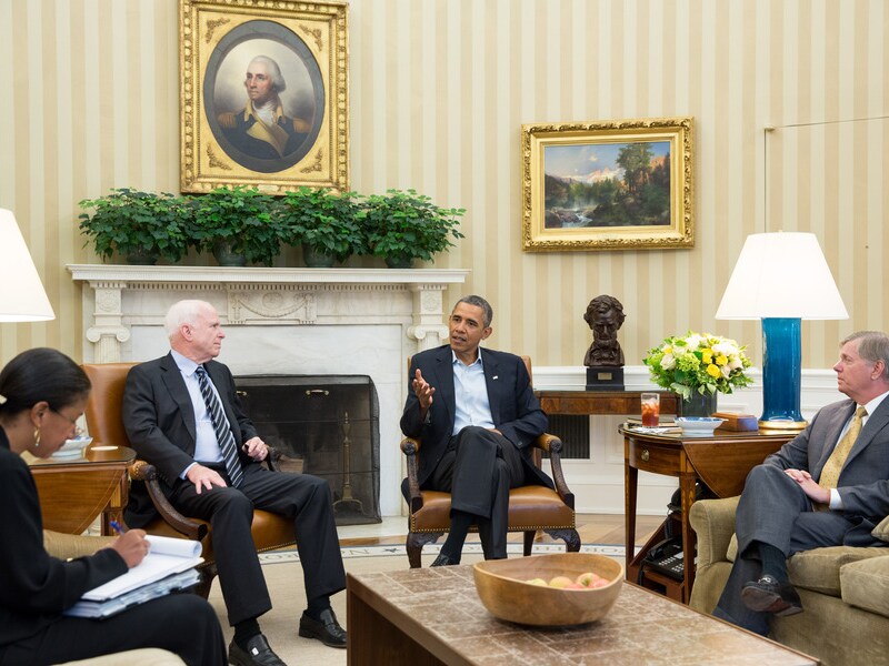 McCain (M) vandaag op bezoek bij Barack Obama (R).
