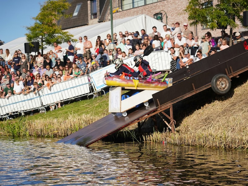 KIJK. Publiek weer rijen dik langs Leie in Machelen voor nieuwe editie van Tobbedansen