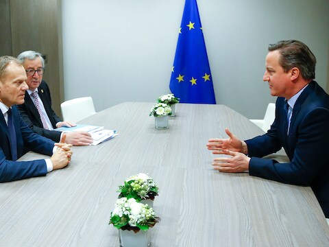Vlnr. Europees president Donald Tusk, Commissievoorzitter Jean-Claude Juncker en de Britse premier David Cameron.