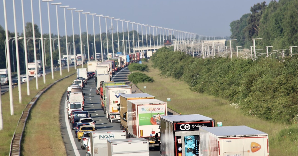 Anderhalf uur file op E19 richting Antwerpen vanaf Mechelen-Noord: rijstrook versperd ter hoogte van