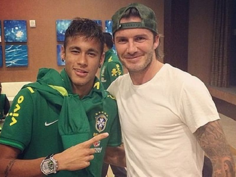 Een apetrotse Neymar poseert met Becks.