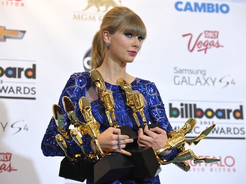 Taylor Swift zondag met haar armen vol Billboard Awards.