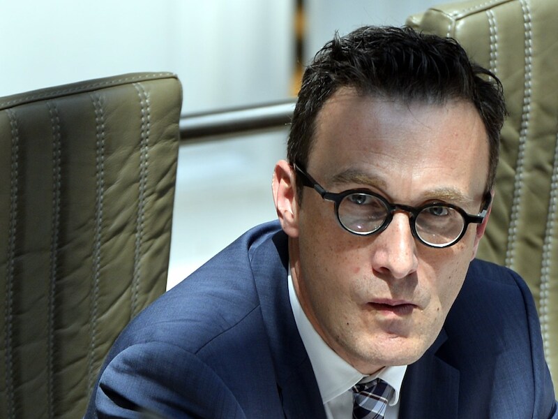 Toon Martens wil meer duidelijkheid van deze Pascal Smet.