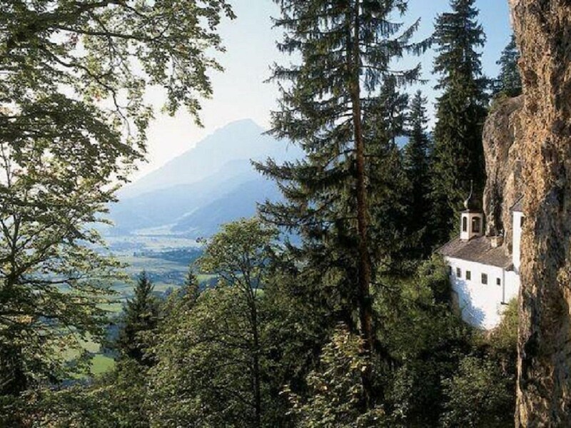Het huisje in de Oostenrijkse Alpen is 350 jaar oud en uit de rotsen gehouwen. Het leven is er allerminst luxueus.