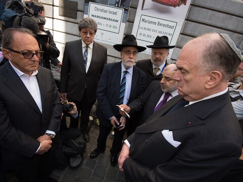 Vertegenwoordigers van het World Jewish Congress (WJC) brengen hulde aan de slachtoffers van de aanslag in het Joods Museum in Brussel.