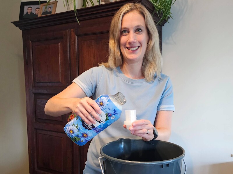 Poetscoach Ine zweert bij één product voor een fris huis in 30 minuten per week: “Je hebt er maar enkele druppels van nodig”