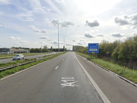 Het Agentschap Wegen en Verkeer vernieuwt vanaf maandag 7 september het asfalt op de A10 tussen Oostende en Jabbeke.