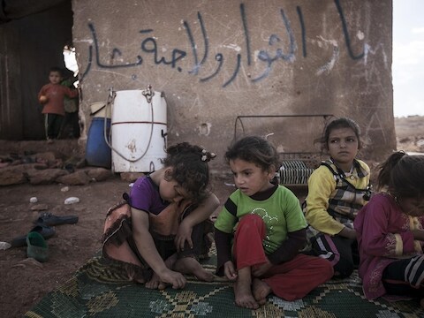Syrische kinderen die in het land op de vlucht zijn nadat het dorp waarin ze woonden in de provincie Idlib een slagveld werd.