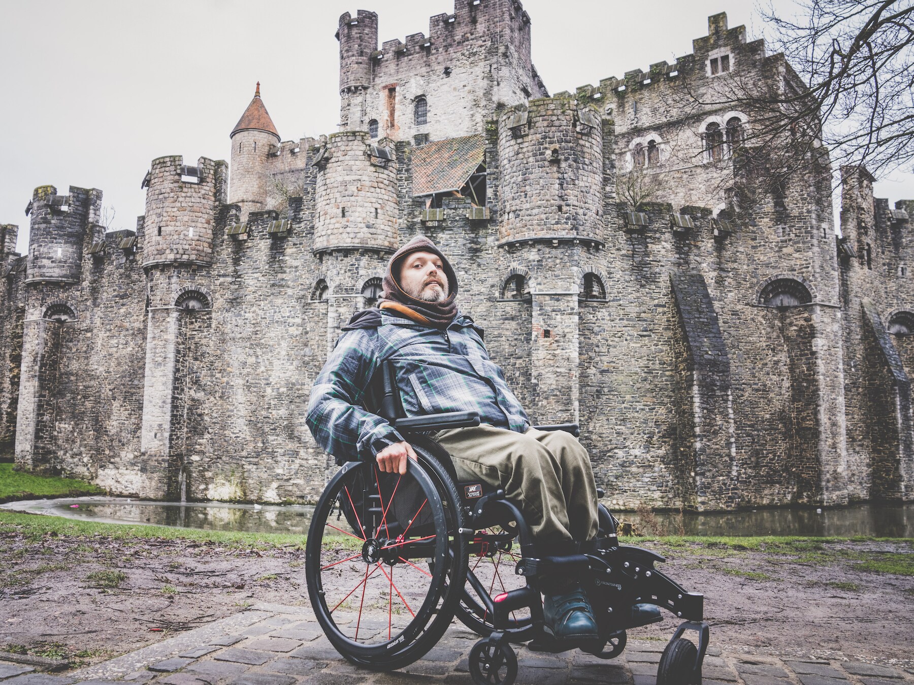 Zelfs rolstoelgebruiker Wim (43) niet te vinden voor verbouwing Gravensteen: “Zet anders een katapult in plaats van een lift? Grapje, hé”