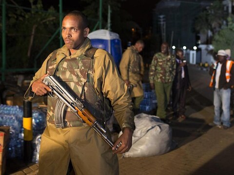 Een politieagent bemant een wachtpost bij het Westgate-winkelcentrum in Nairobi.