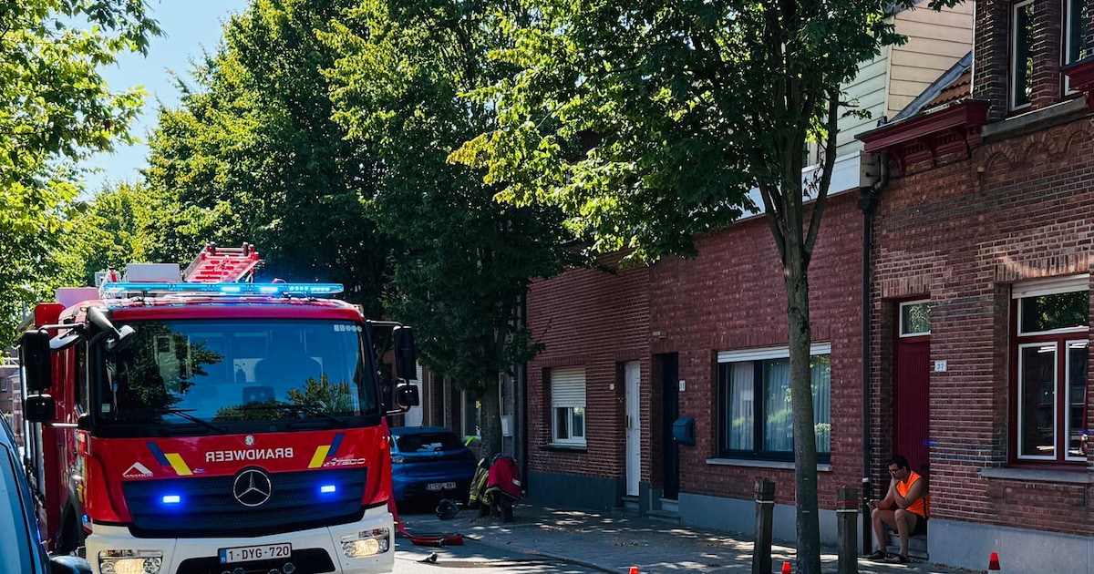 Vonk slaat tijdens slijpwerken over op balk in Brasschaat: arbeiders blussen zelf