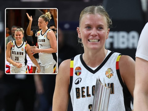 “Hartverwarmend” momentje nadat ze onlangs haar peter verloor: ‘MVP’ Emma Meesseman staat trofee af aan emotionele Julie Vanloo