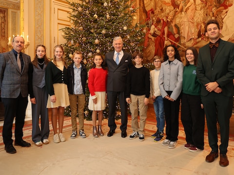 Leerkracht Michiel Crijns (rechts) mocht al samen met zijn leerlingen op bezoek gaan bij de koning nadat ze hem een brief hadden geschreven met enkele bezorgdheden. 