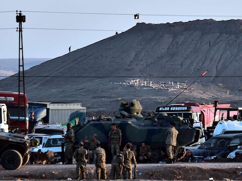 Vlag van IS wappert in het oosten van Kobani