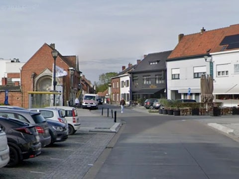 Een cafébaas uit Boekhoute werd veroordeeld nadat hij een klant in een café in Assenede zwaar toetakelde.