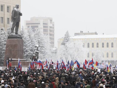 In Stavropol komen betogers samen bij een standbeeld van Lenin.