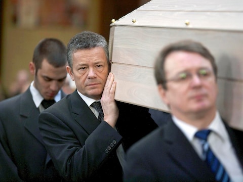 Echtgenoot Frank Vanhecke en VB-senator Jürgen Ceder dragen mee de kist de kathedraal binnen.