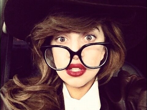 Elke dag communiceert Lady Gaga met haar 38,5 miljoen twittervolgers en 57,9 miljoen 'Little Monsters' op Facebook.