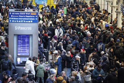 https://images.hln.be/NmE5MDU5ZTQ1YzA4NjJmZmFhZGEvZGlvLzI2ODEyOTM2My9maXQtd2lkdGgvNDAw/epa12617963-eurostar-passengers-wait-for-train-services-to-be-resumed-at-st-pancras-international-station-in-london-britain-30-december-2025-eurostar-has-cancelled-all-services-for-the-rest-of-the-day-following-a-problem-with-the-overhead-power-supply-in-the-channel-tunnel-and-is-advising-all-its-passengers-to-postpone-their-journey-to-a-different-date-epa-tolga-akmen