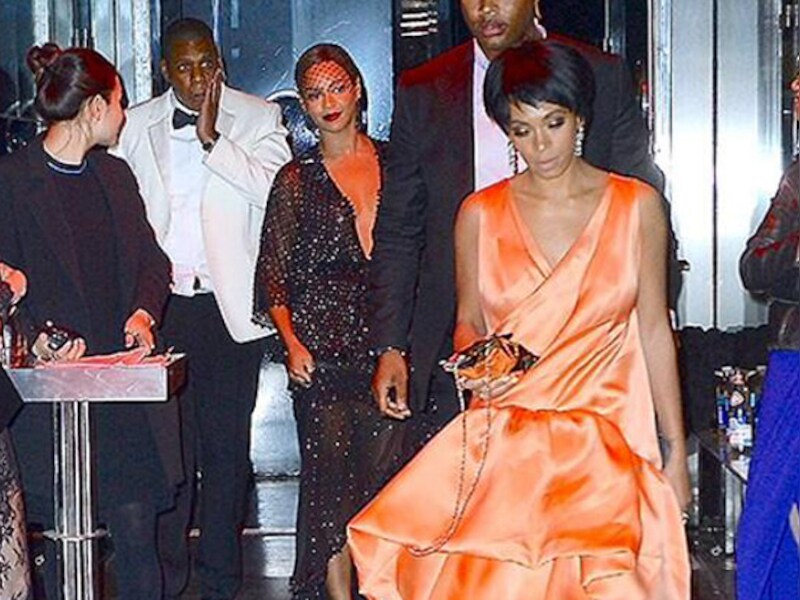 Beyoncé, Jay-Z en Solange bij het verlaten van de lift waar het goed fout liep.