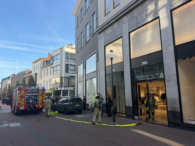 De brandweer moest vanmorgen uitrukken naar de winkelstraat in Hasselt. 