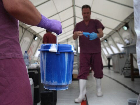 Een Amerikaanse wetenschapper overhandigt bloedstalen van vermoedelijke ebola-patiënten in een laboratorium nabij Monrovia.