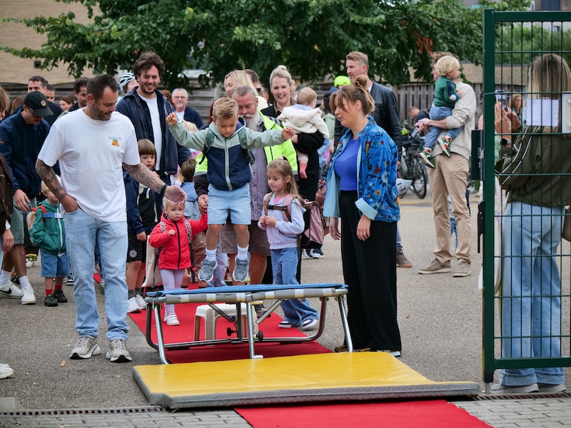 KIJK. Kleuters van Klimop in Helchteren springen letterlijk het nieuwe schooljaar in