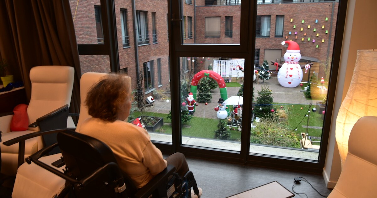 klusjesman-luc-bouwt-voor-de-laatste-keer-kerstdorp-op-binnenplein