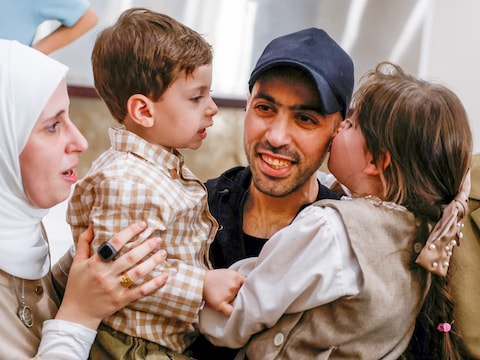 De opluchting is groot bij het weerzien tussen gevangenen en hun familie.