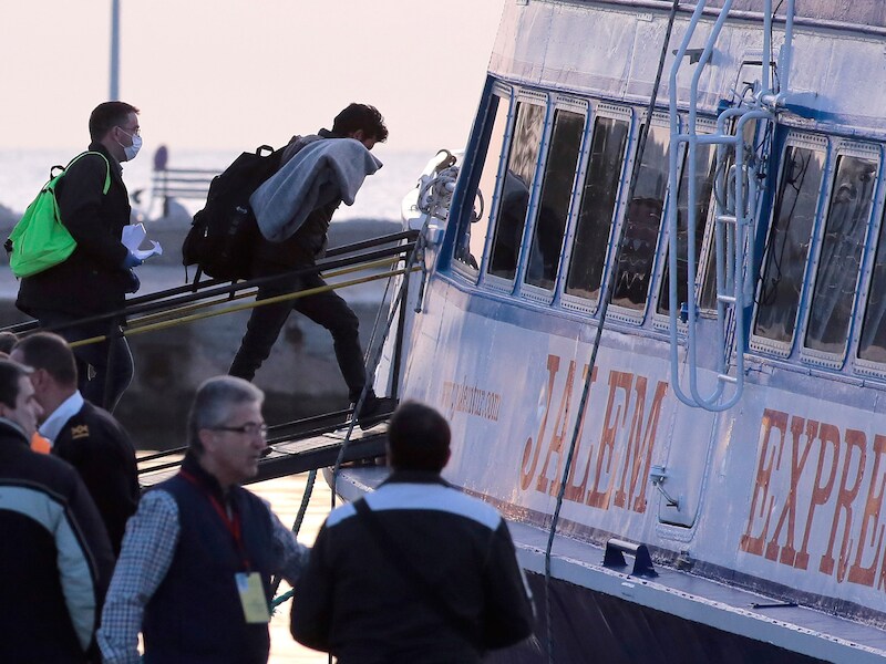 Frontex escorteert migranten.