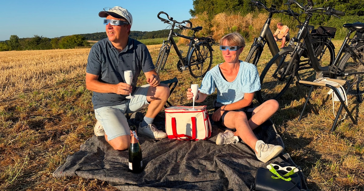 Tientallen mensen volgen zonsverduistering op hoogste punt van Meerbeek: “Ideaal moment om flesje ca