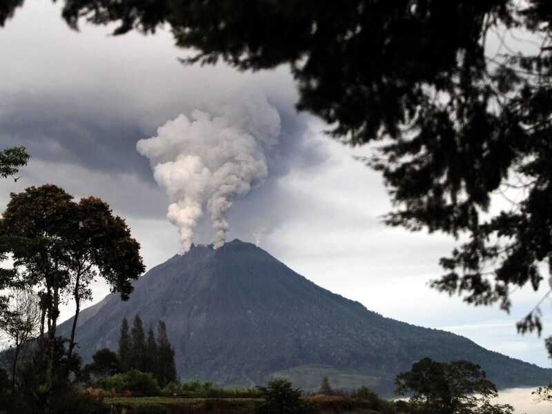 De vulkaan Sinabung op het Indonesische eiland Sumatra.