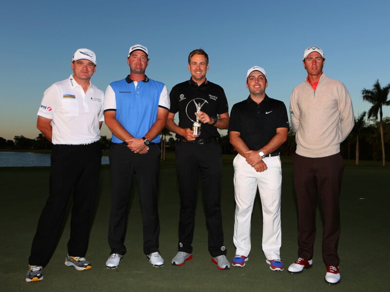 Het Europese team met uiterst rechts Colsaerts poseert met de Laureus-trofee