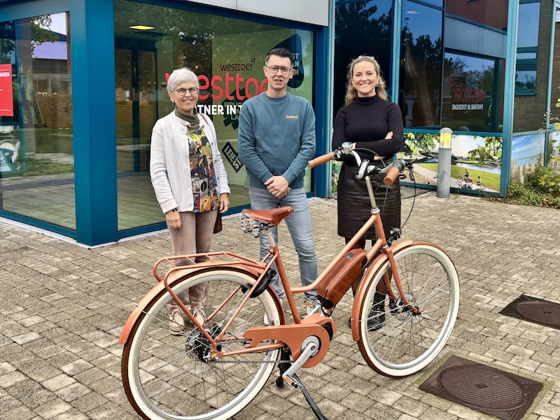 Claire Ragolle, winnares van de fietsbingo, Peter Oosterlinck, zaakvoerder van Fietsen Achielle en Sarah Verbrugge, marketingmedewerker bij Visit West-Vlaanderen