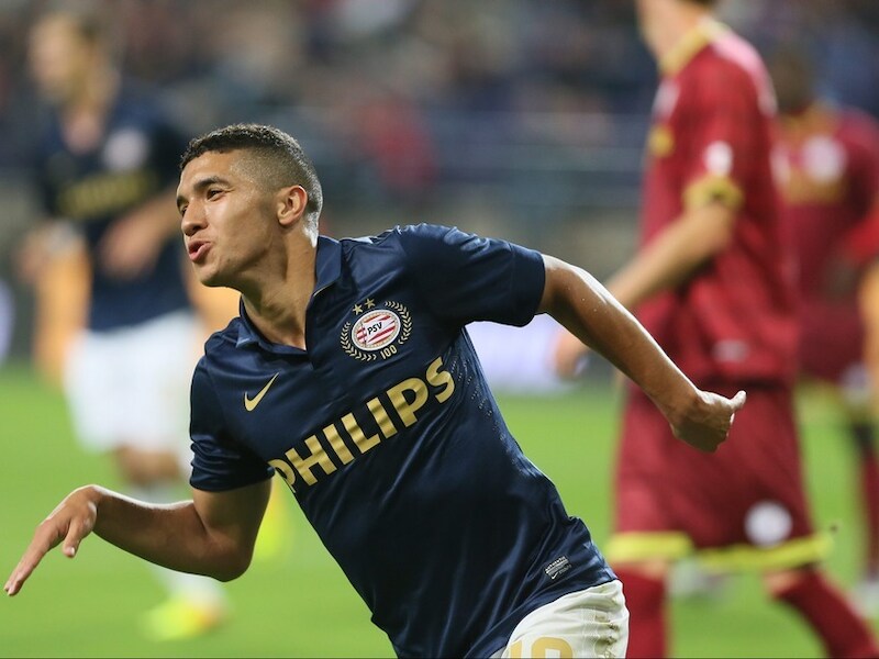 Bakkali loopt juichend weg na zijn fraaie treffer tegen Zulte.
