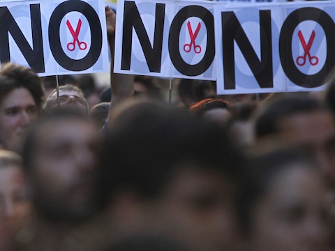 Spanjaarden protesteren tegen de bezuinigingen in het land