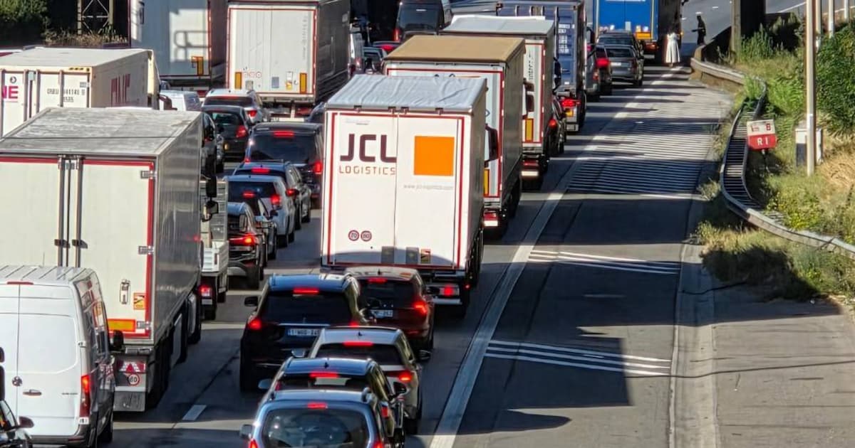 20 minuten file op Antwerpse Ring richting Gent vanaf Antwerpen-Noord: rijbaan versperd ter hoogte v