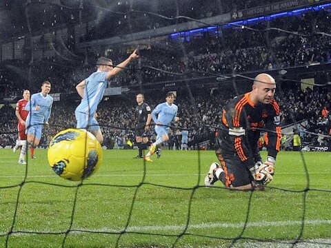 Milner knalt de 3-0 vanop de stip voorbij Reina.